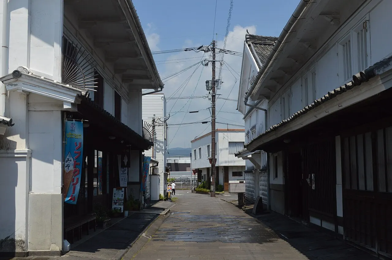 小手川酒造の建物が並ぶ通り