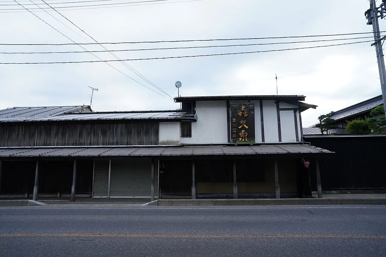 西田酒造店の建物