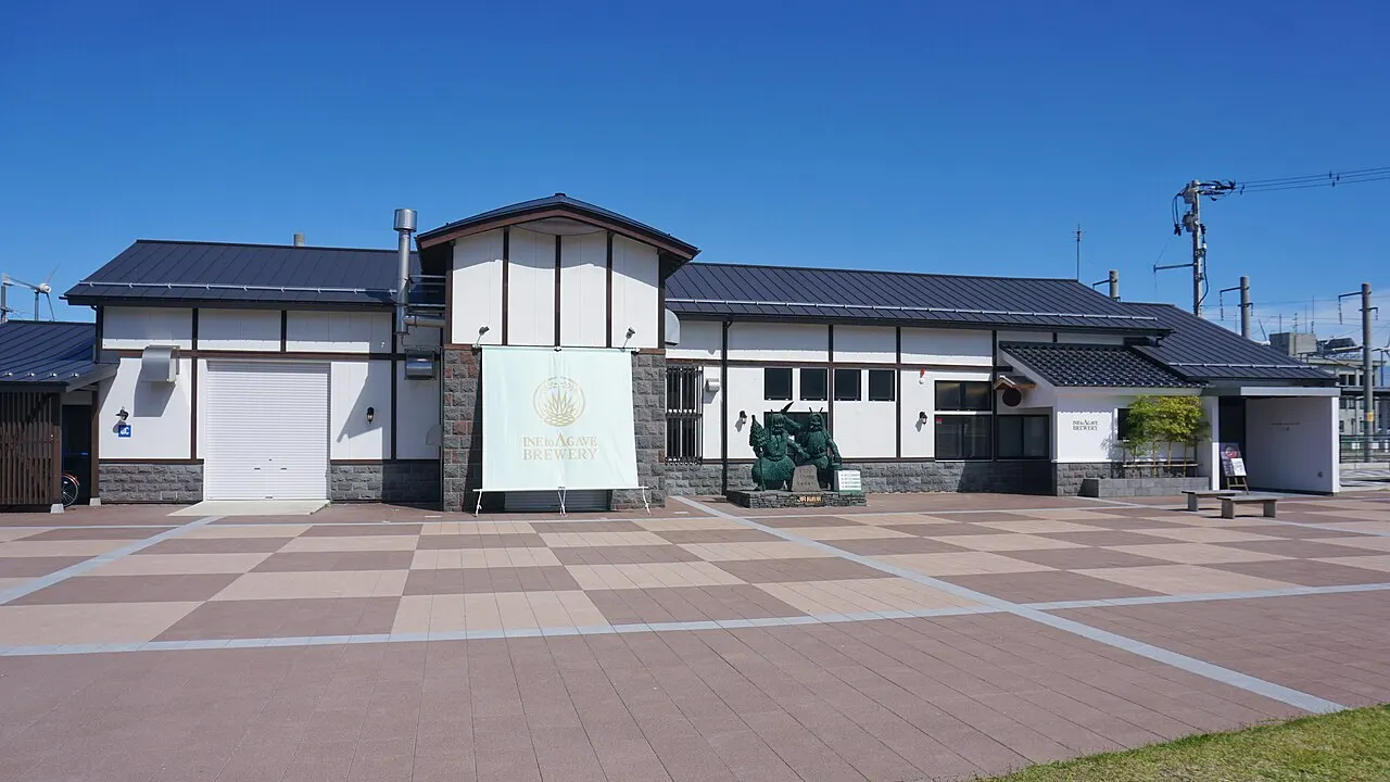 稲とアガベ醸造所（旧男鹿駅舎）