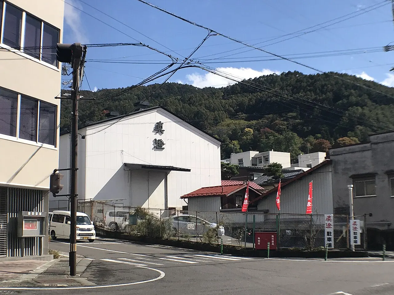 宮坂醸造の倉庫。国道を挟んで醸造施設の向かいに位置する