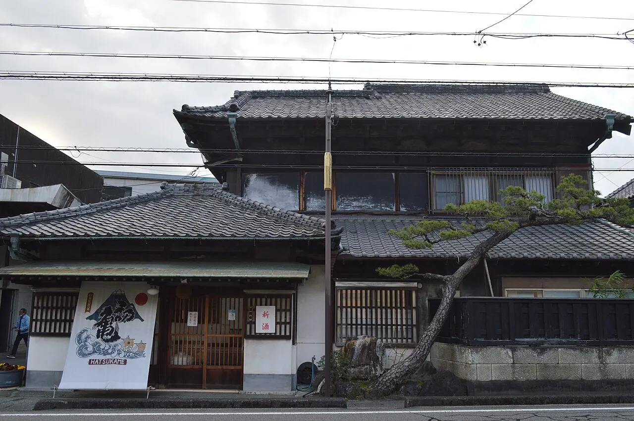 初亀醸造の建物
