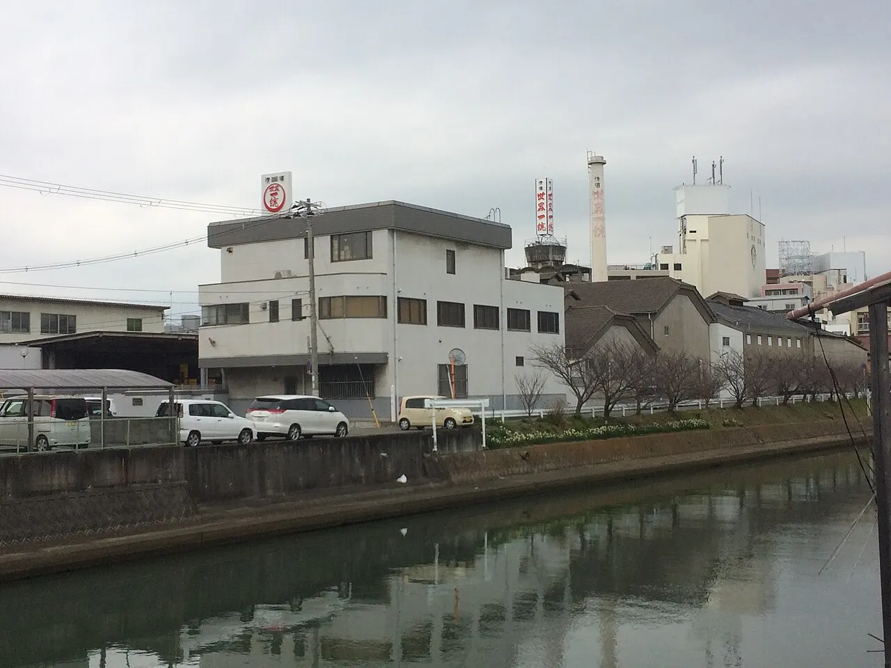 市堀川から望む世界一統