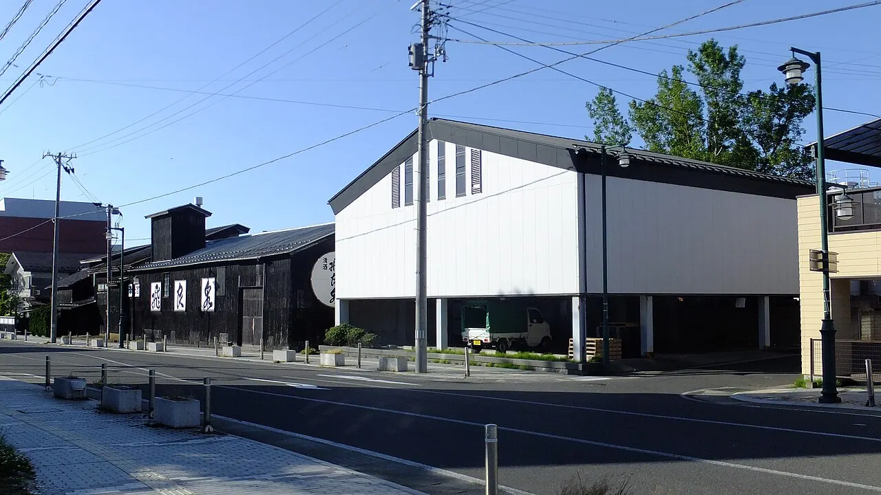 飛良泉本舗の建物