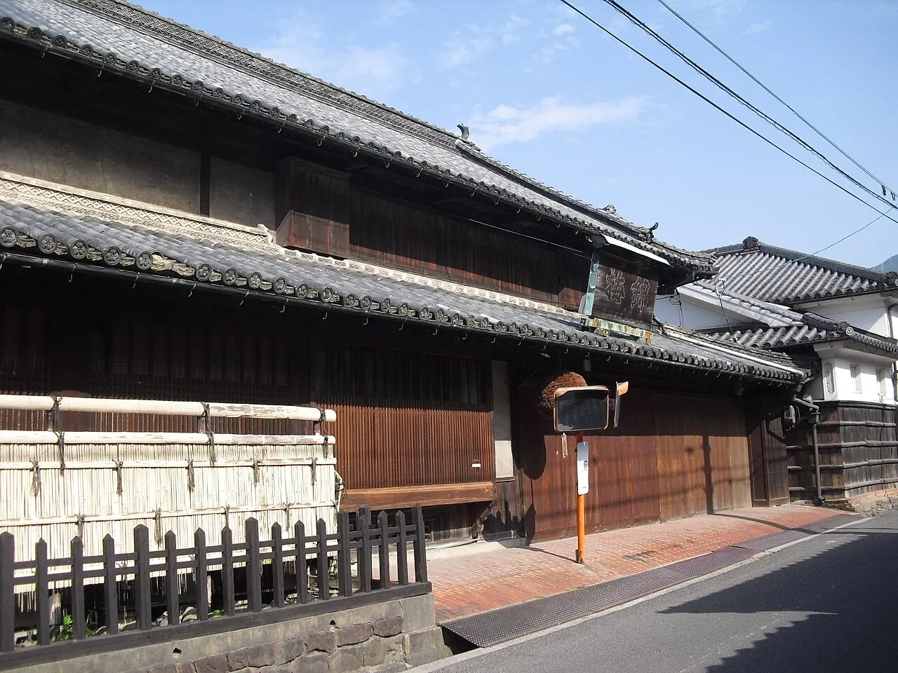 梅錦山川の建物