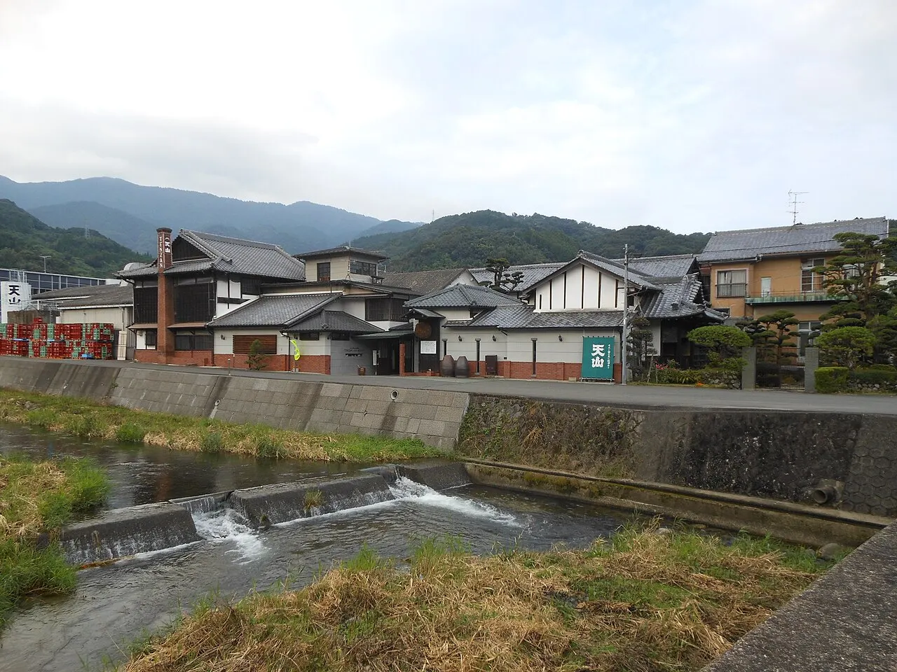 天山酒造の建物